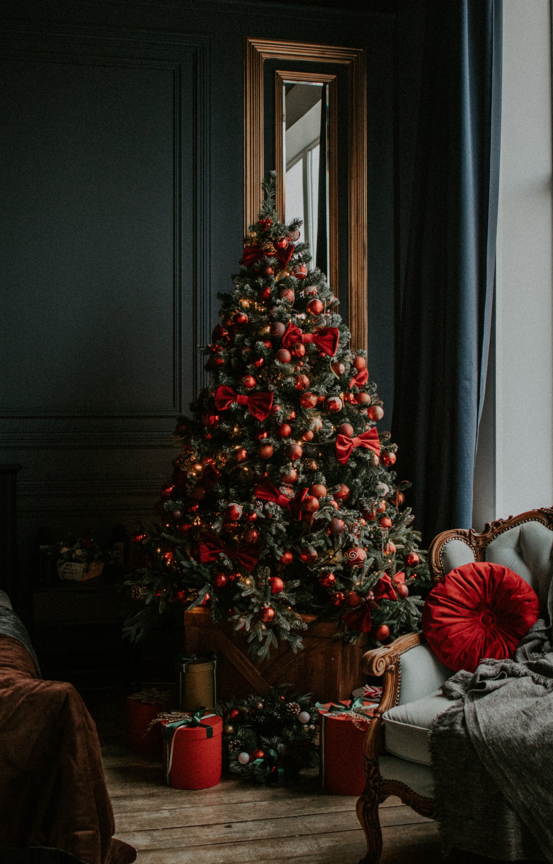 How To Decorate Your Christmas Tree Like The Pros