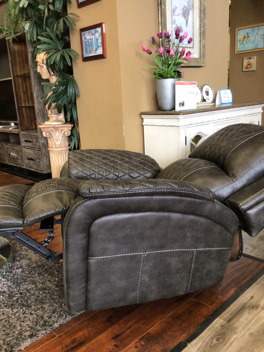 Jeff Foxworthy Collection features deep seats, and manual reclining mechanisms for increased relaxation - Lifestyle Furniture